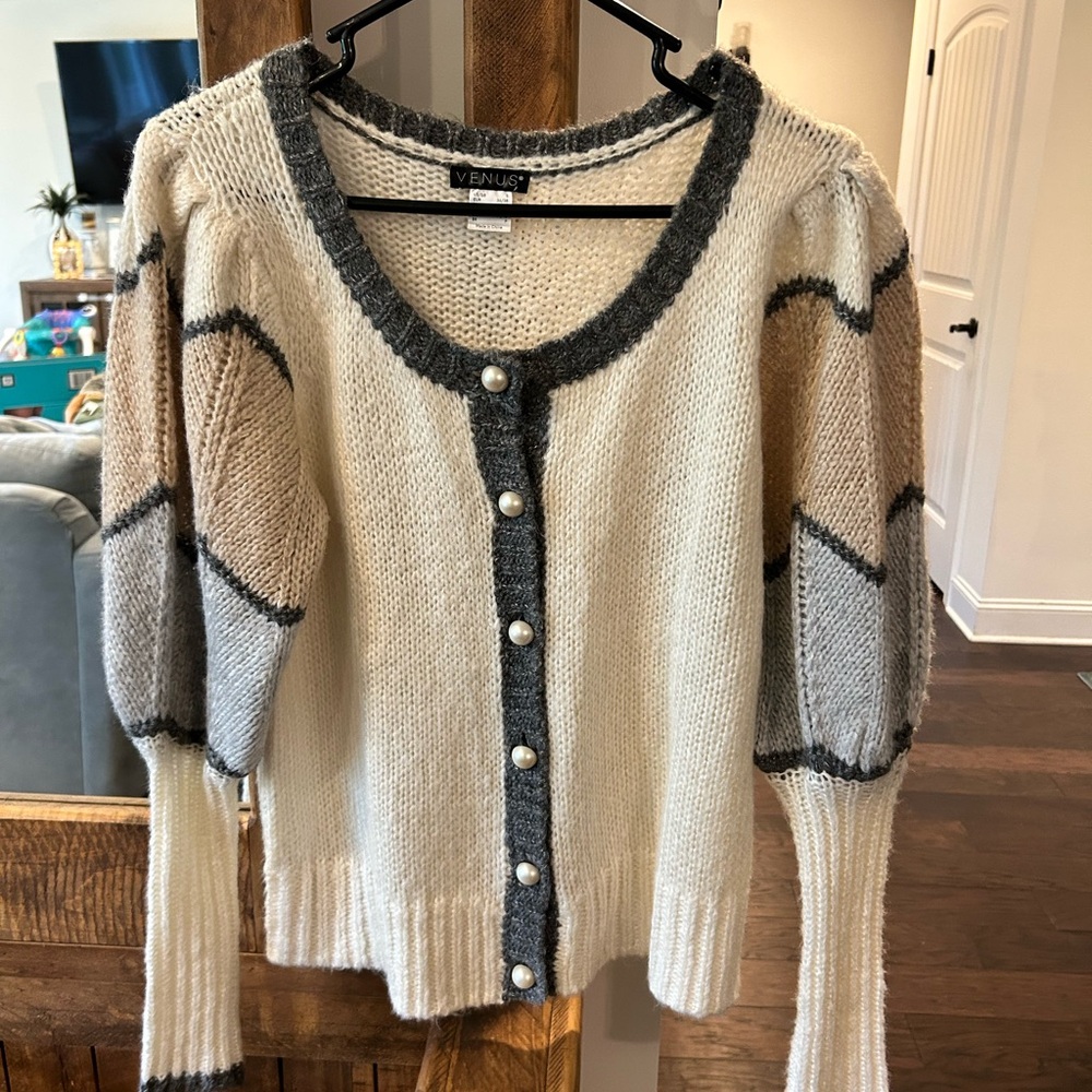 VENUS Women's Pearl Cardigan